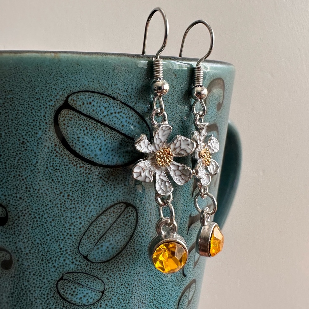 Handcrafted Daisy dangling earrings